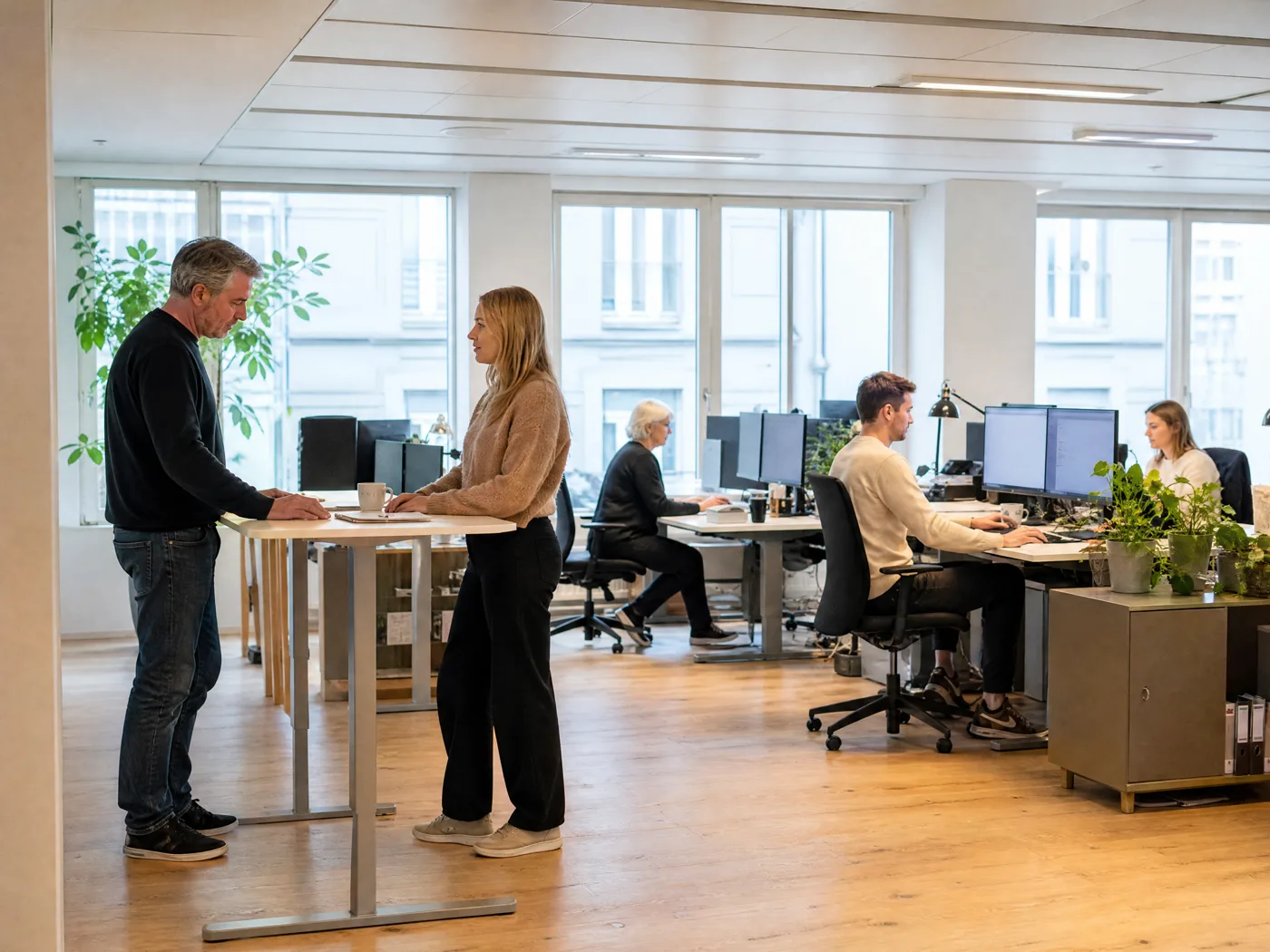 Kolleger i arbeid i et lyst kontorlandskap