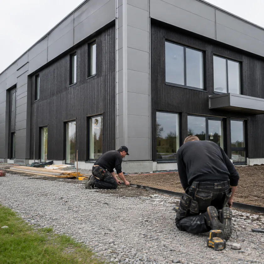 Ferdigstilt næringsbygg med opparbeidet uteområde