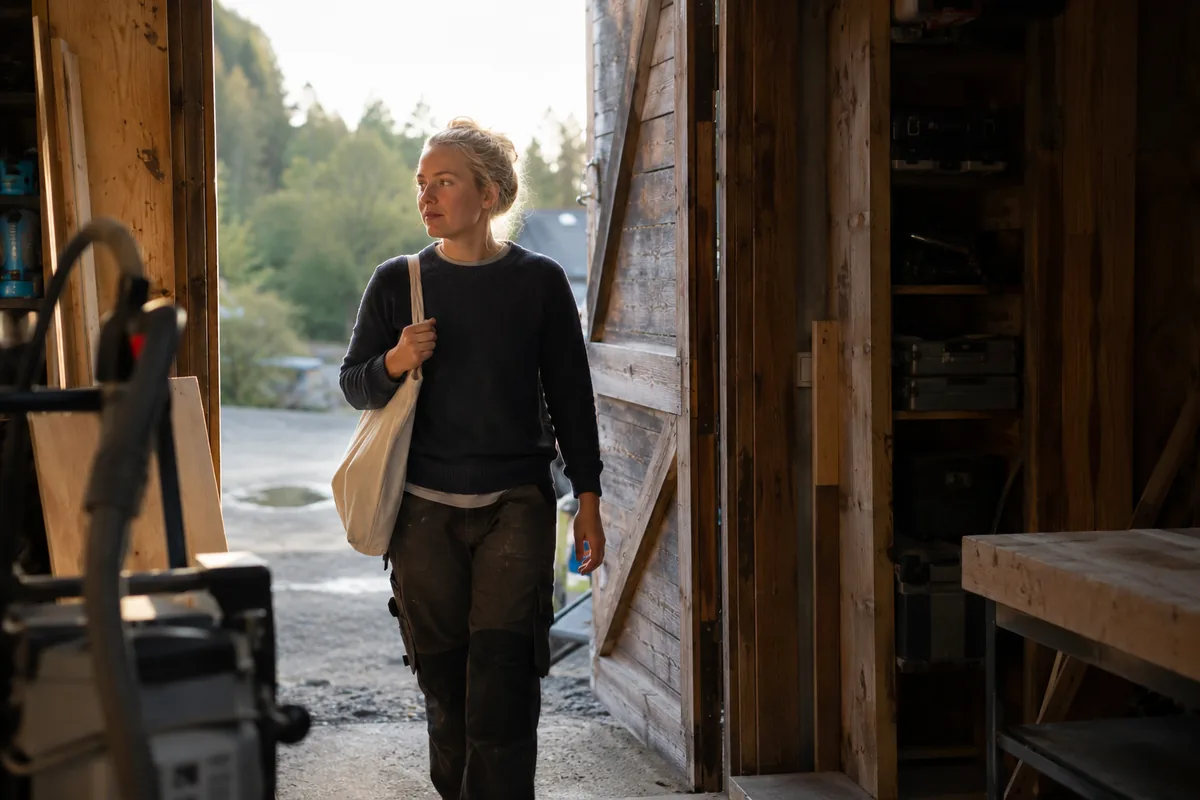 Person på vei inn på jobb om morgenen
