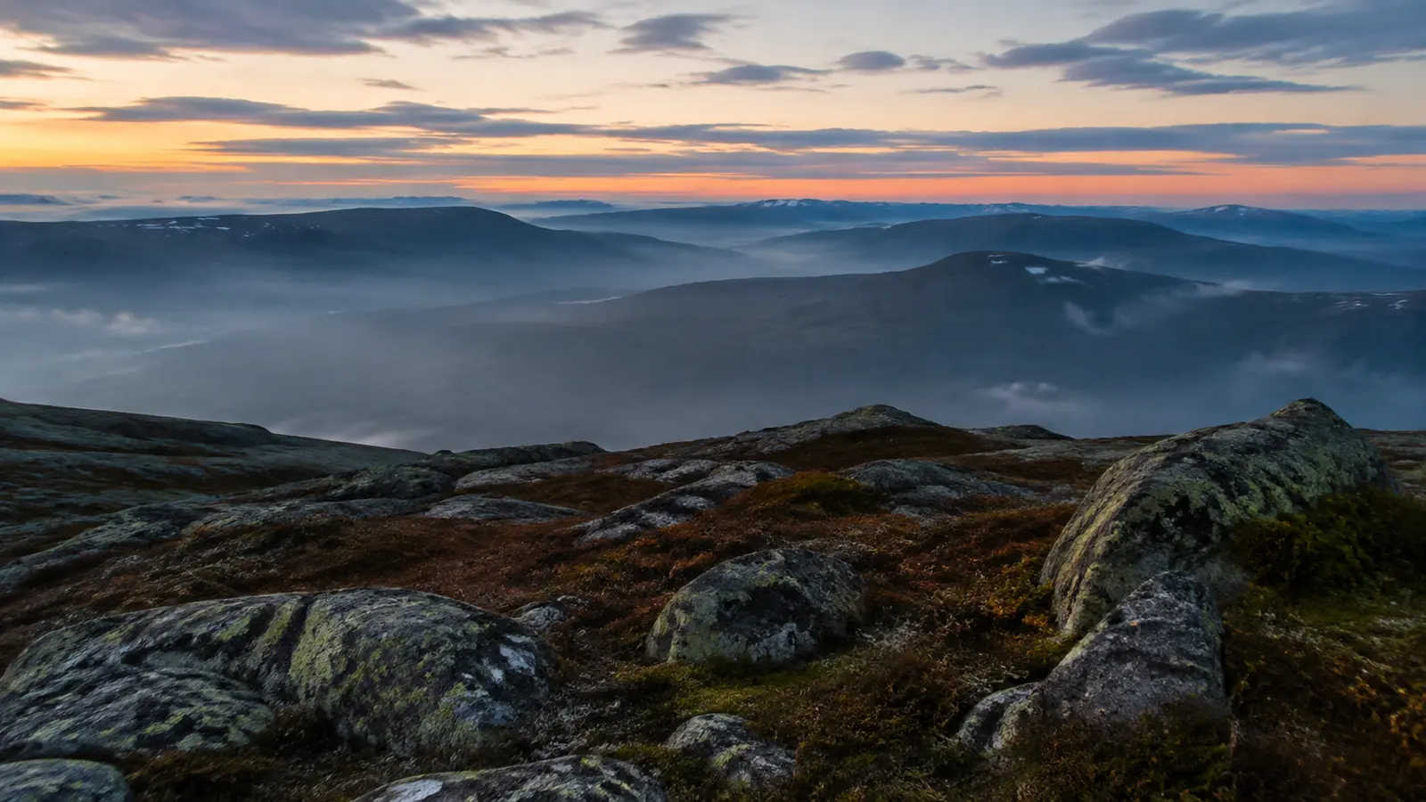 Fjellvidde i disig skumring