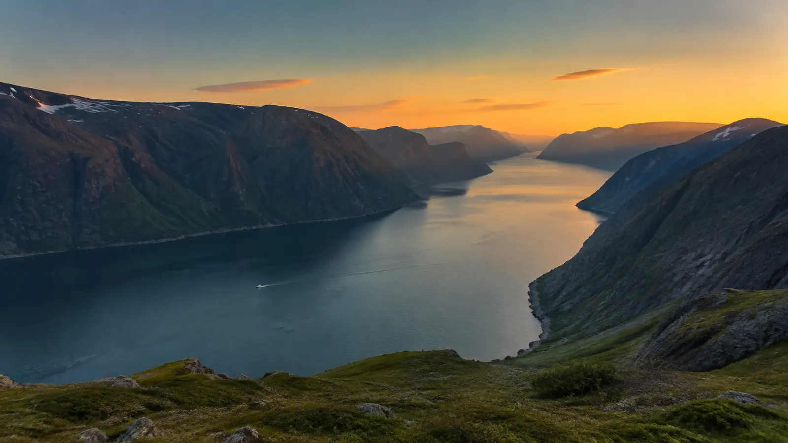 Fjorden i solnedgang sett fra en rygg over vannet